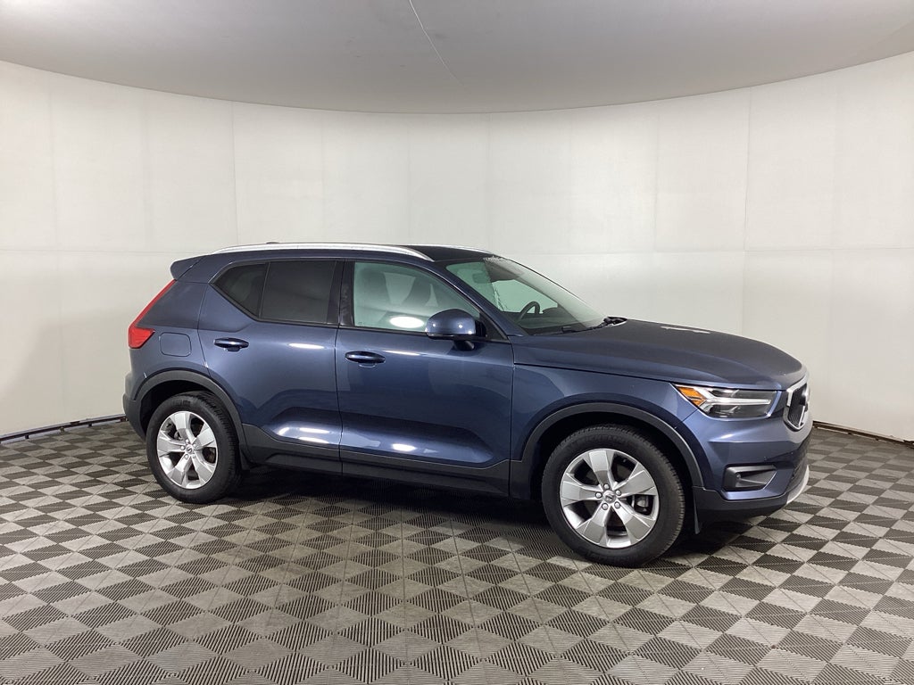 2022 Volvo XC40 T5 T5 Momentum