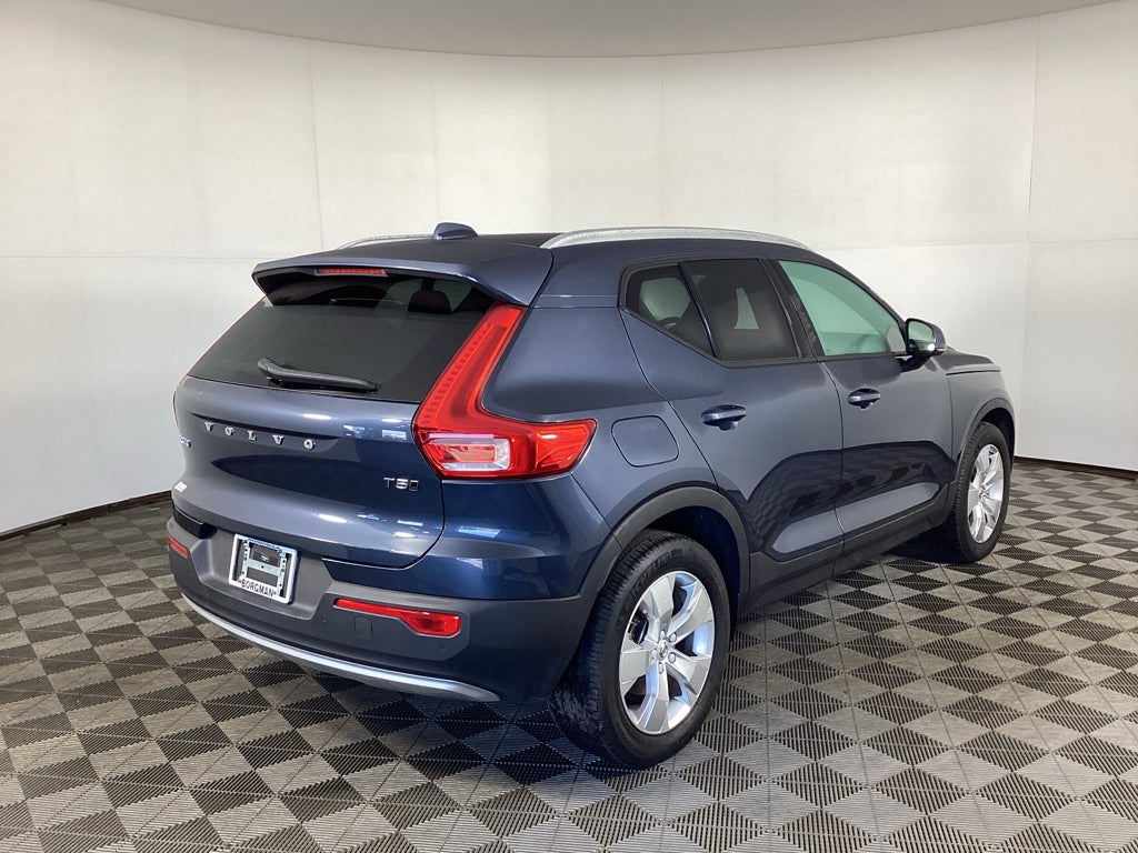 2022 Volvo XC40 T5 T5 Momentum