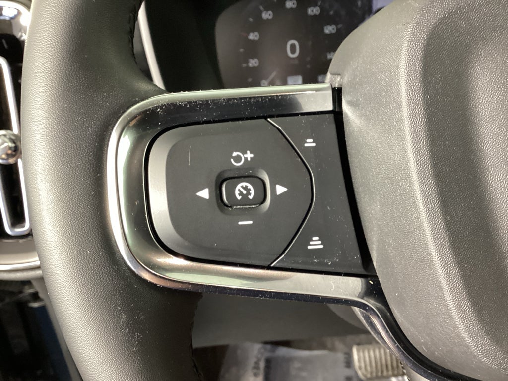 2022 Volvo XC40 T5 T5 Momentum