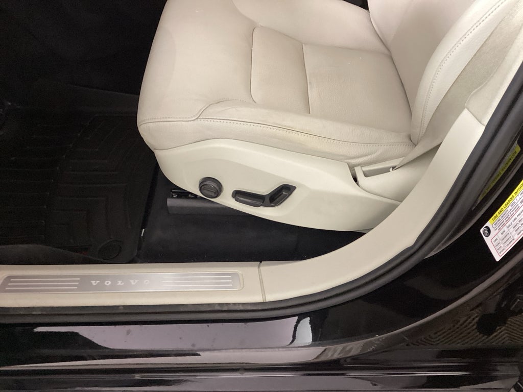 2020 Volvo XC90 T6; 7-seat T6; 7-seat Momentum