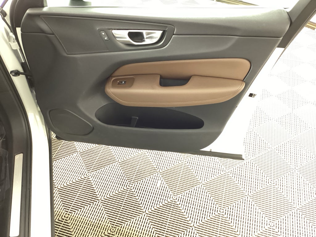 2022 Volvo XC60 B5 B5 Momentum