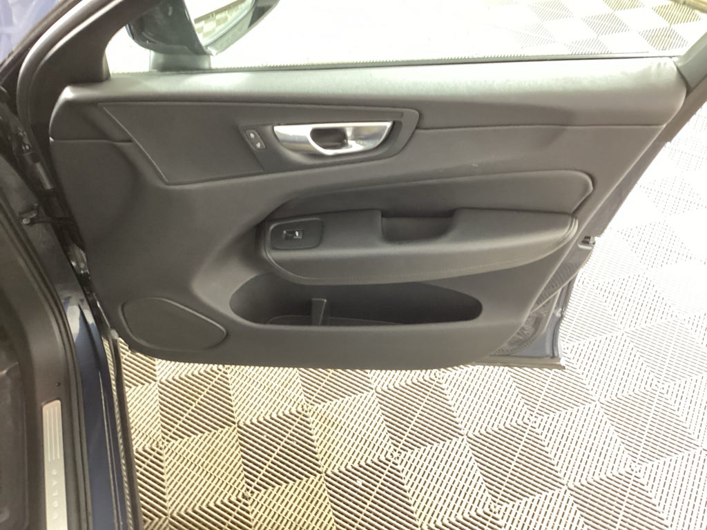 2024 Volvo XC60 B5 B5 Plus Dark Theme