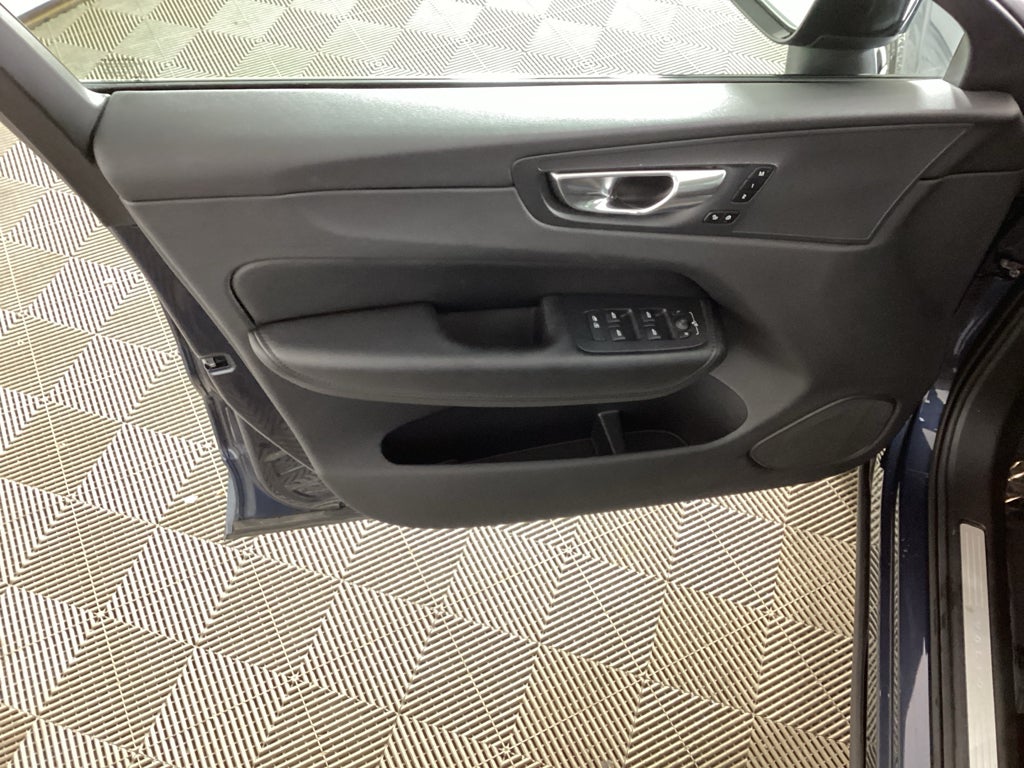 2024 Volvo XC60 B5 B5 Plus Dark Theme