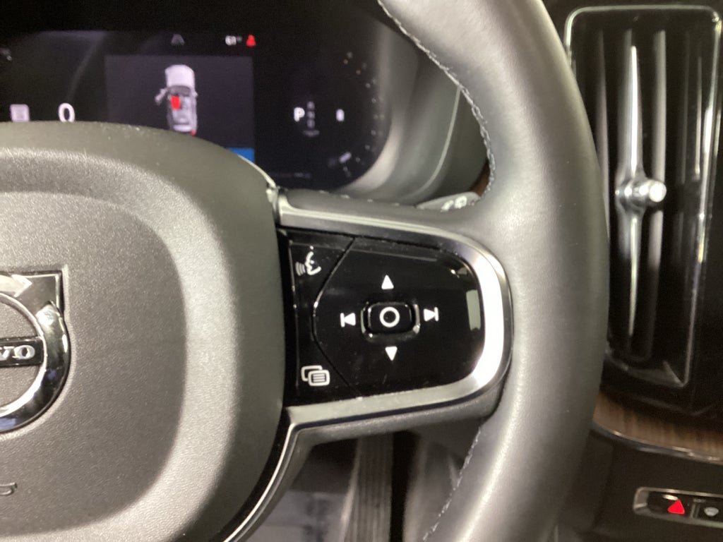 2024 Volvo XC60 B5 B5 Plus Dark Theme