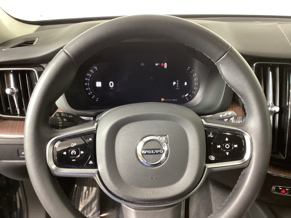 2024 Volvo XC60 B5 B5 Plus Dark Theme