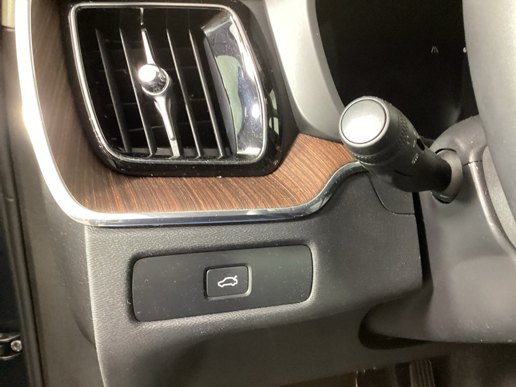 2024 Volvo XC60 B5 B5 Plus Dark Theme